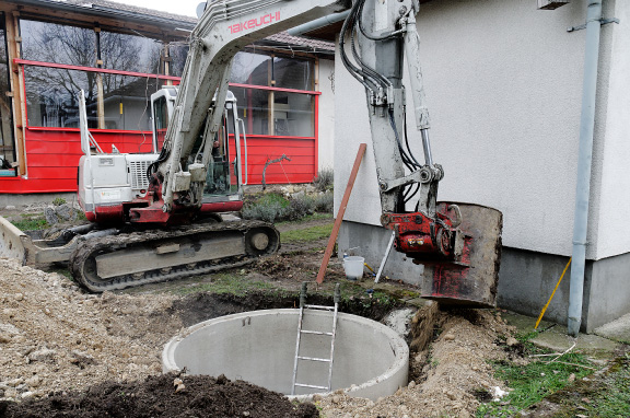 *09.* das zweite Rohr ist drinnen, schnell ist rundum wieder alles verfüllt.