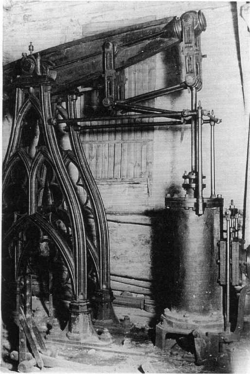 &quot;Die Dampfmaschine vom Morgensternschacht II
<br />
<br />Sie diente zum Antrieb der Gestängewasserhaltung . Möglicherweise
<br />war diese Maschine schon für die Abteufarbeiten beschafft
<br />worden. Das Foto wurde wahrscheinlich um 1950 angefertigt,
<br />als das Aggregat vor