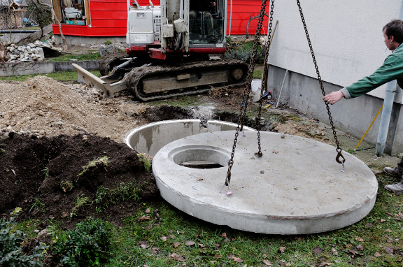 *10.* Die Kabeldurchlässe sind heraus geschnitten und der Deckel ist bereits unterwegs, ebenfalls wieder mit Brunnenschaum eingedichtet.