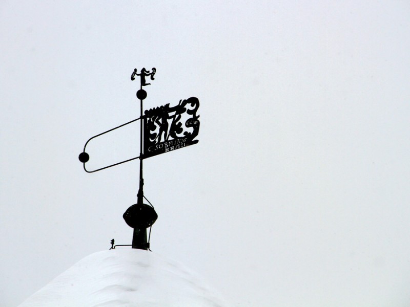 Ausbeutefahne auf verschneiter Gaipeldachspitze in Clausthal-Zellerfeld