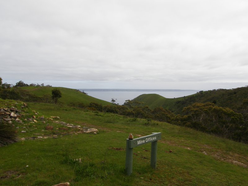 Reste des Hauses vom Grubenleiter mit Blick ueber die Backstair Passage nach Kangaroo Island.