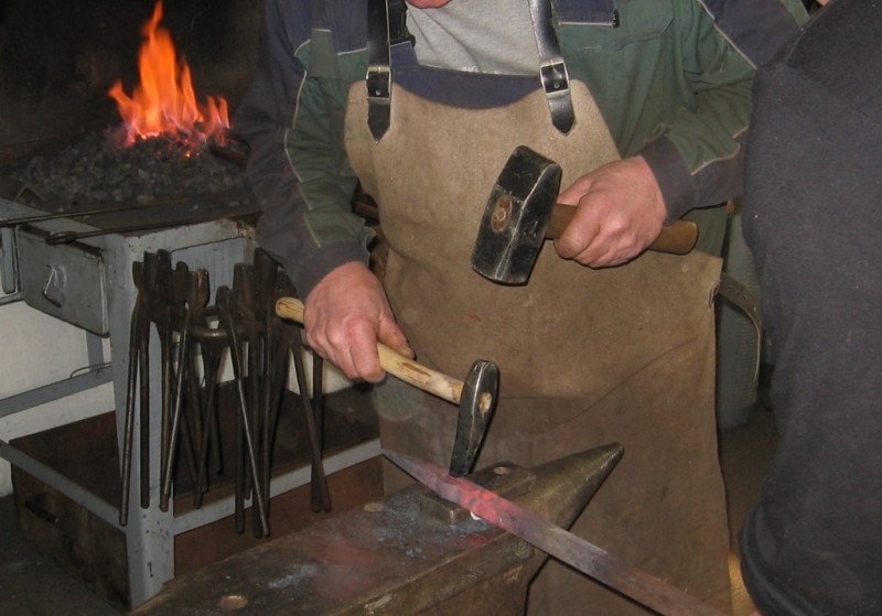 Bergeisen. 4. Oehr vorstechen.jpg