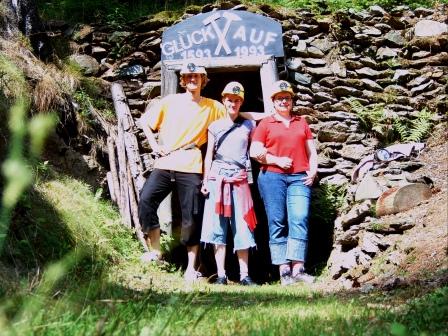 Meine Frau und Schwester vor dem  Mittleren Name Gottes Stollen, indem ich ich der erste mensch seit 200 jahren war und nun Besucherbergwerk ist