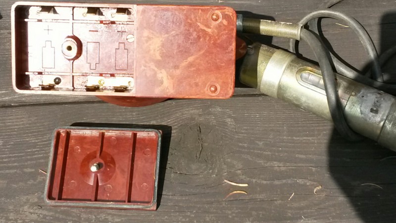 Strahlenmessgerät mit geöffnetem Batteriefach
