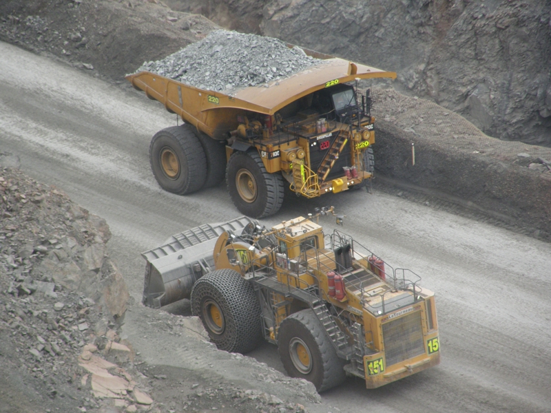 Cat793C und LeTourneau L-1850 Radlader.