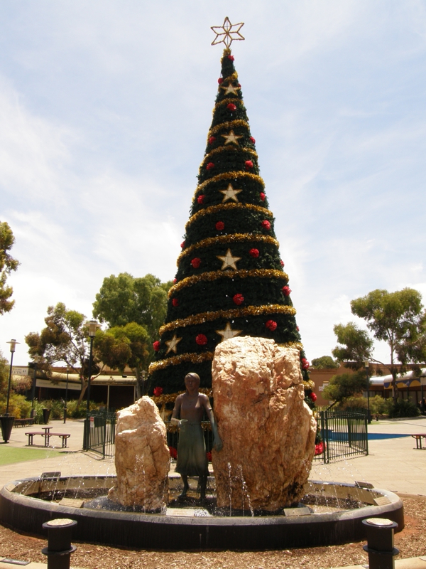Der wohl haesslichste Weihnachtsbaum der Welt im Zentrum von Kalgoorlie - in Boulder und sogar im Zentrum von Adelaide gibt es auch so eine Monstrositaet. Muss die Hitze sein...
