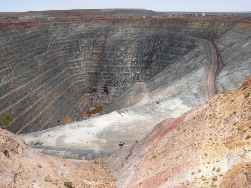 Der juengere Tagebau auf der Sons of Gwalia Lode - ueber eine Wendel wird noch heute Erz von untertage gefoerdert.