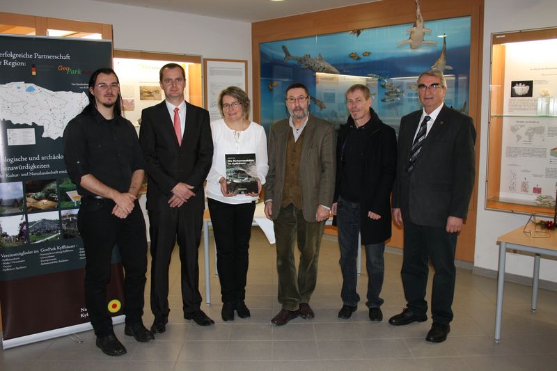 Buchvorstellung am 20. Dezember 2015 im Foyer der Barbarossahöhle; v.l.n.r. Martin Höfer (Layout), Knut Hoffmann (Bürgermeister), Anke Schreyer (Werkleiterin), Michael K. Brust (Autor), Gerald Höfer (Verleger) und Hans-Jürgen Fischer (Altbürgermeister und langjähriger Werkleiter).
