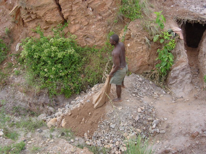 Bergleute in einer Zinnmine in Uganda